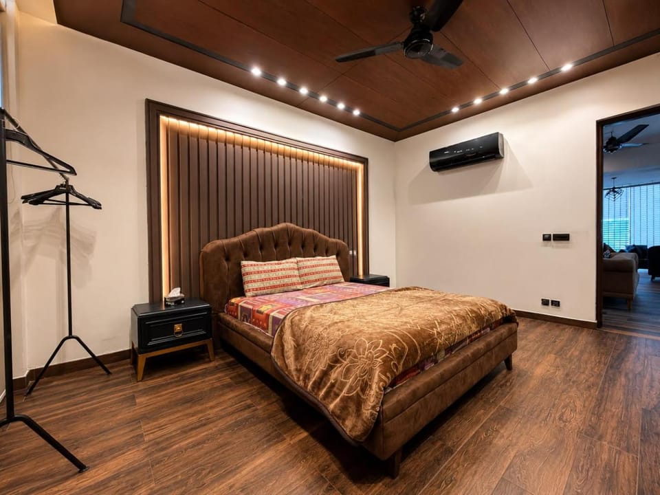 Modern Luxury, Entire House 4-Bedrooms in DHA House in Lahore
