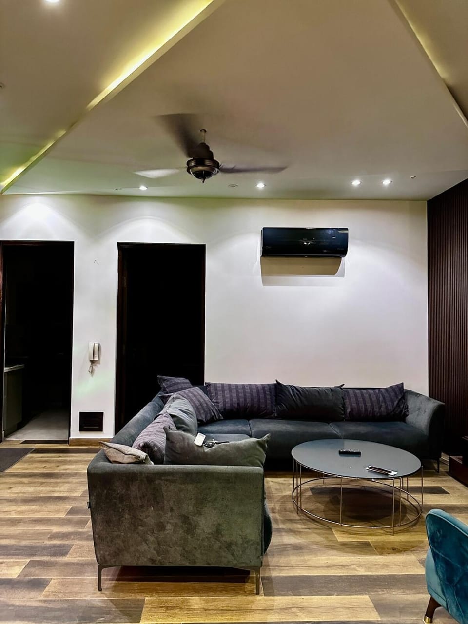 Communal lounge/ TV room, TV and multimedia, Living room, Seating area, Evening entertainment, fireplace, air conditioner