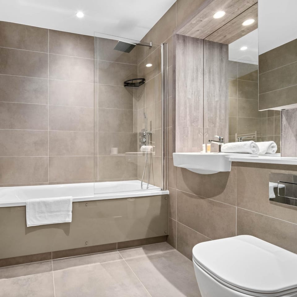 Shower, Toilet, Bathroom, Bath, towels