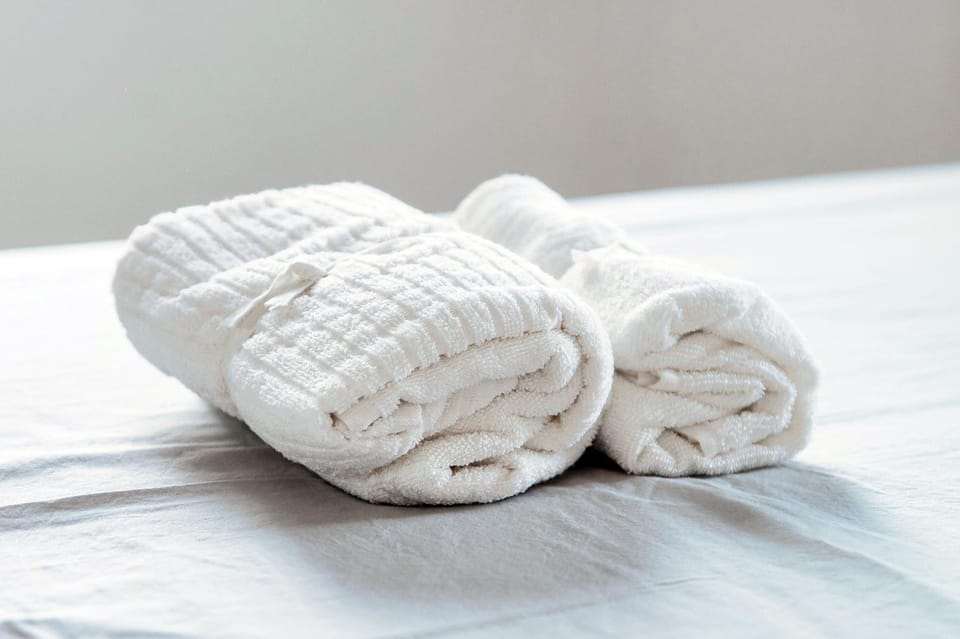 Bed, towels