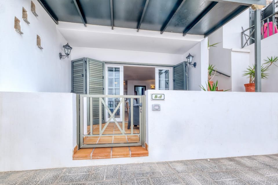 Property building, Facade/entrance, Off site