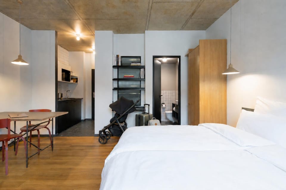 Bed, Seating area
