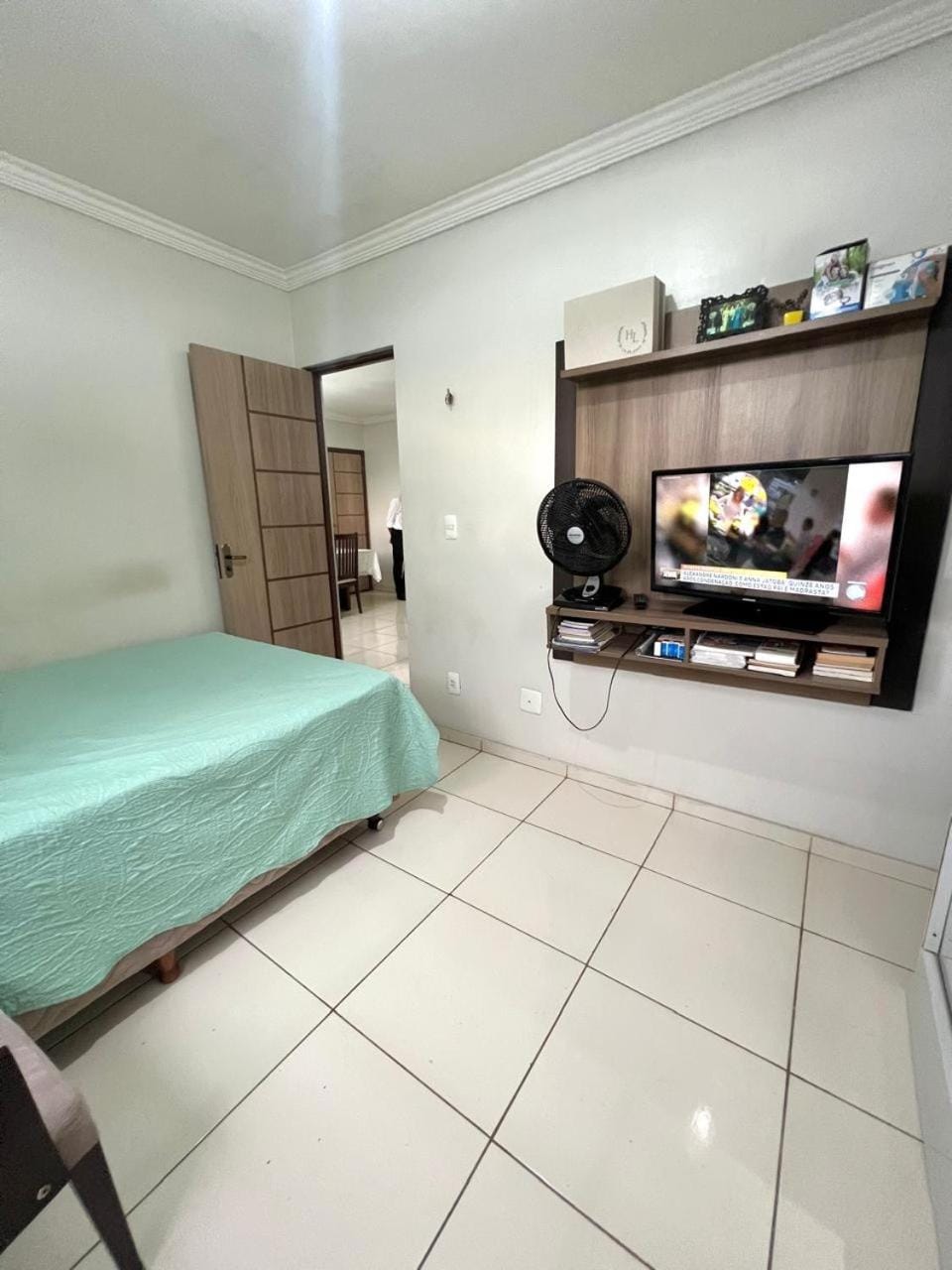 Bed, TV and multimedia, Bedroom