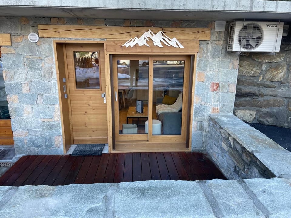 Patio, Facade/entrance