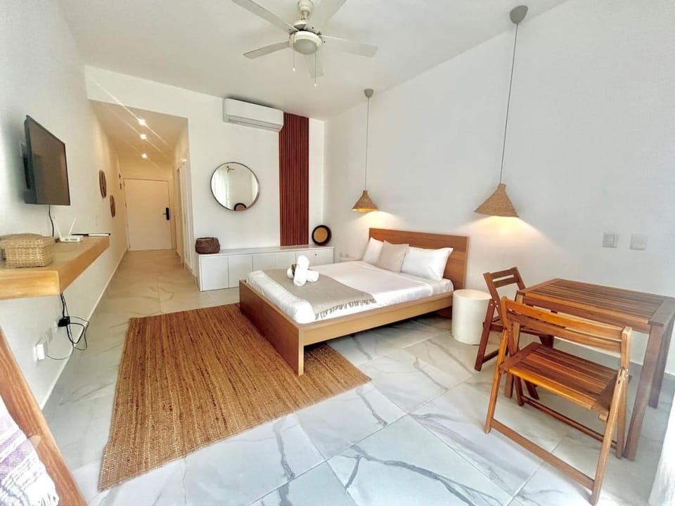Bed, TV and multimedia, Photo of the whole room, Seating area, Bedroom, internet, air conditioner