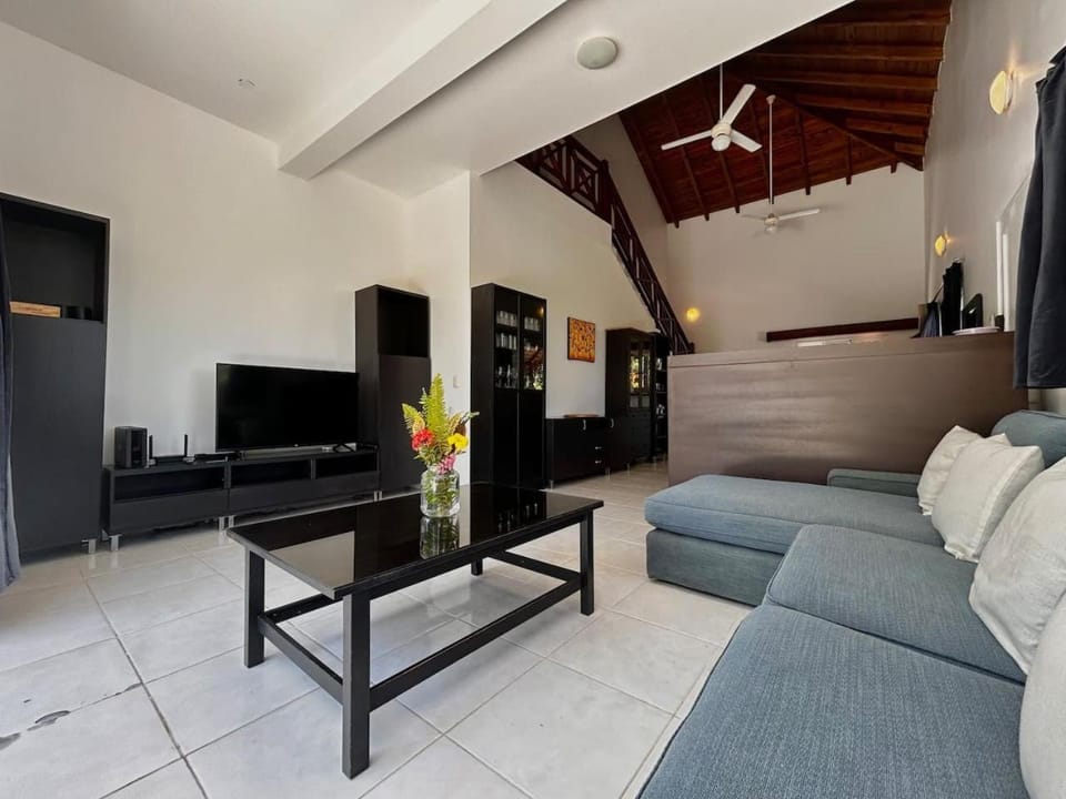 Communal lounge/ TV room, TV and multimedia, Living room, Seating area, internet