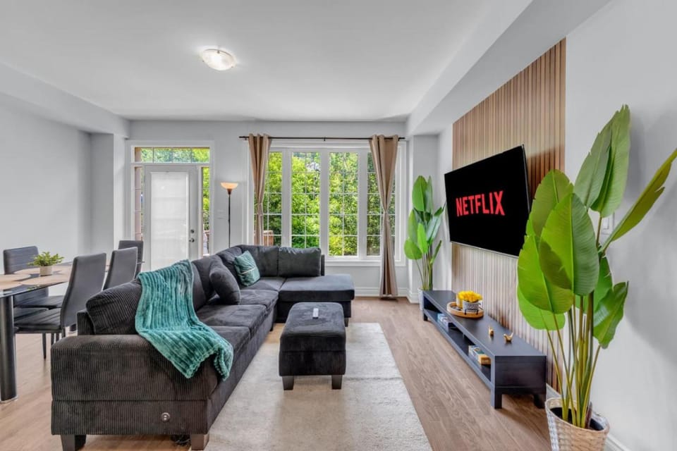 Chic Open-Concept 5 Beds Home by Airport and Highways House in Halton Hills