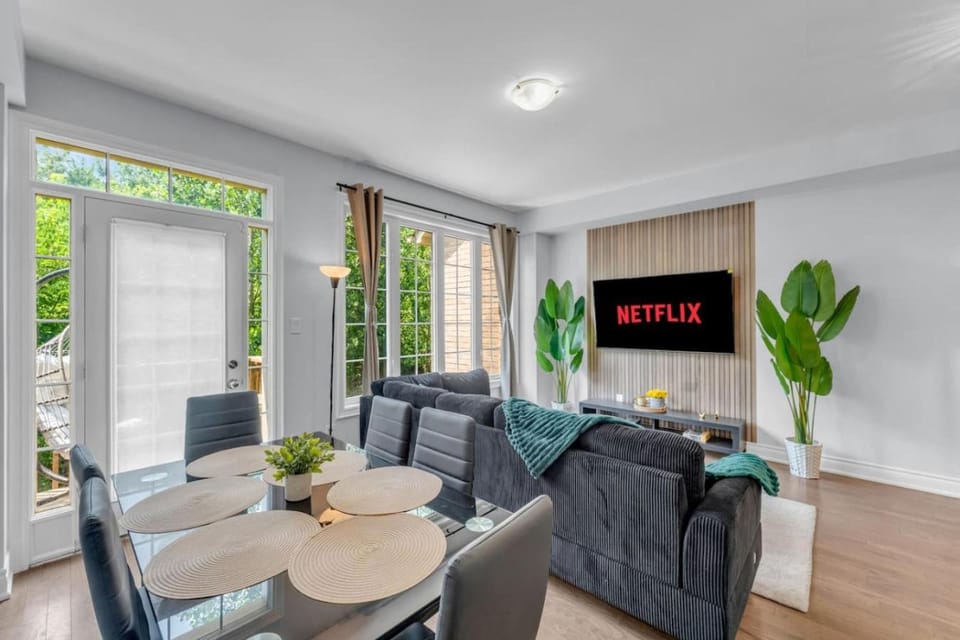 Chic Open-Concept 5 Beds Home by Airport and Highways House in Halton Hills