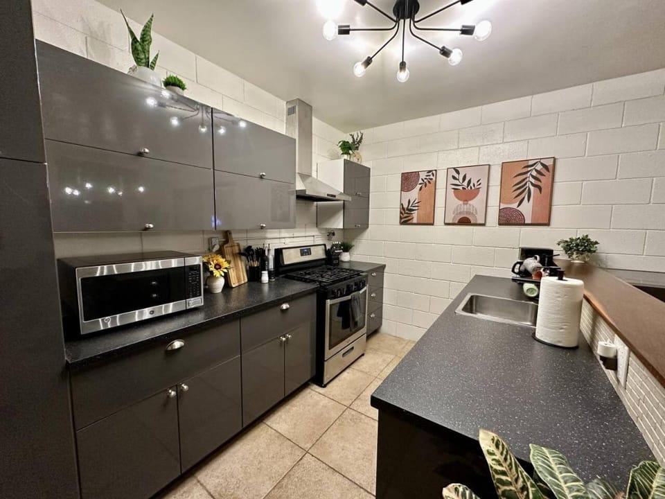 4 Min Walk to Beach and Restaurants Apartment in Manhattan Beach