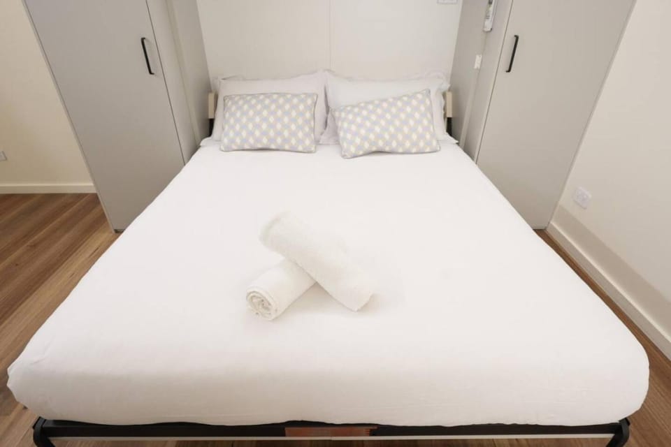 Bed, towels