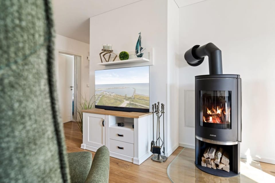 TV and multimedia, Seating area, fireplace