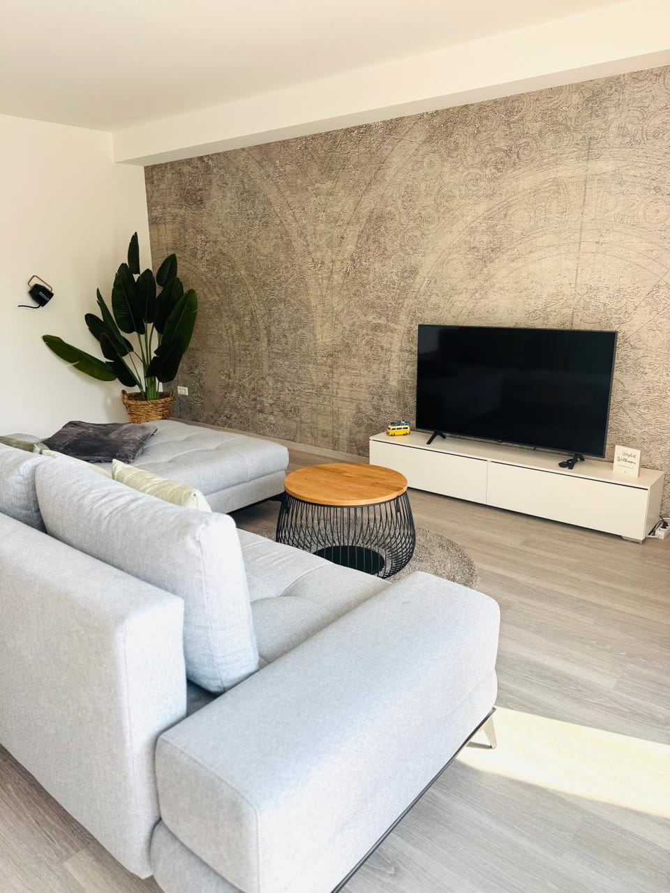 TV and multimedia, Living room, Seating area, Evening entertainment