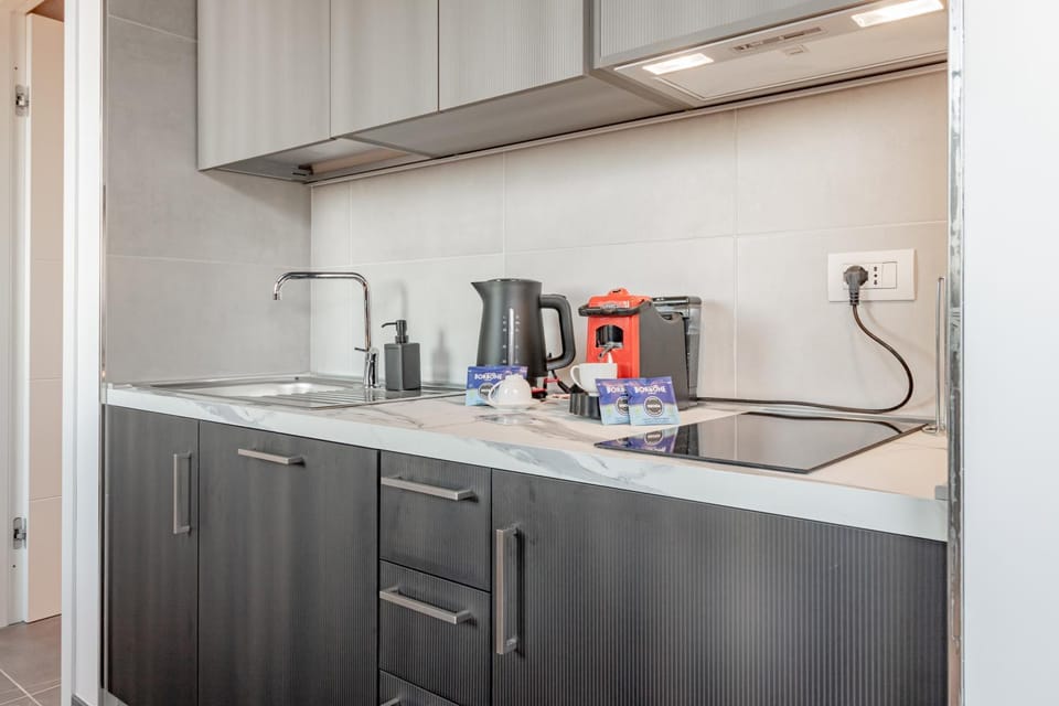 Coffee/tea facilities, Kitchen or kitchenette, stove