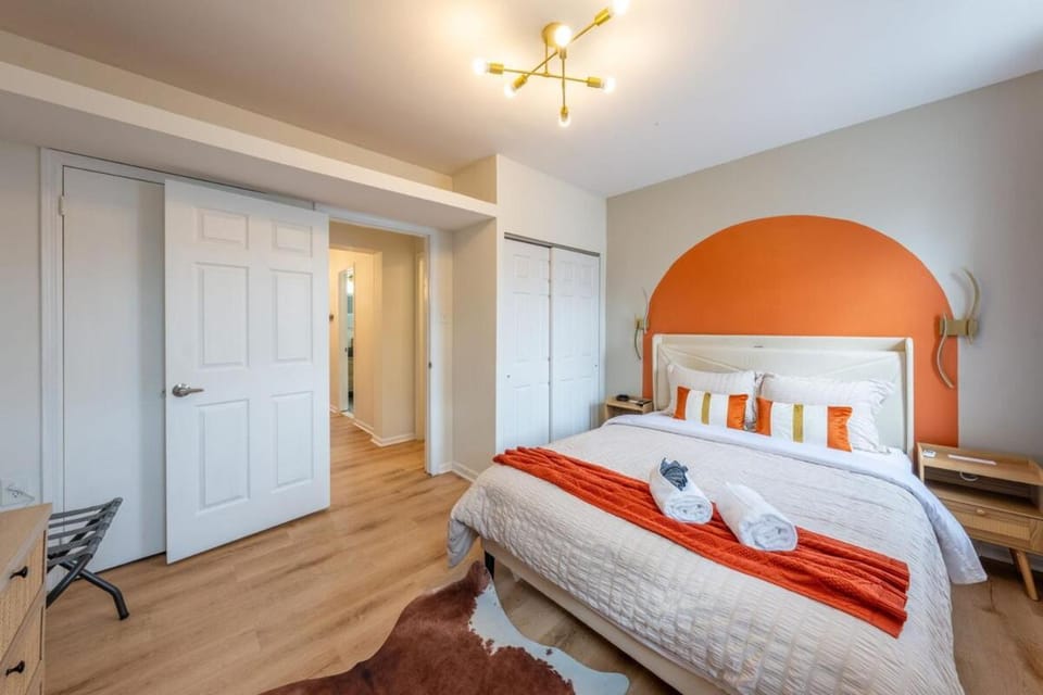 Stylish 2 BD Apt-18 mins from NYC-Steps away Bus stop, Restaurants, Groceries Apartment in Jersey City