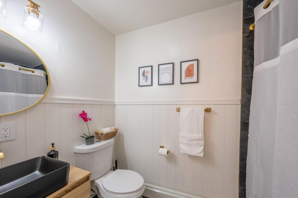 Stylish 2 BD Apt-18 mins from NYC-Steps away Bus stop, Restaurants, Groceries Apartment in Jersey City