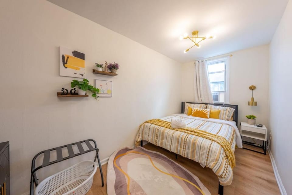 Stylish 2 BD Apt-18 mins from NYC-Steps away Bus stop, Restaurants, Groceries Apartment in Jersey City