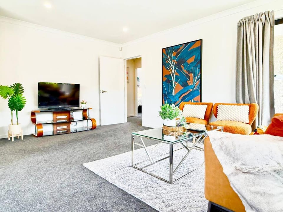 Avonhead Three Bedroom Family Home with Garden and Parking House in Christchurch