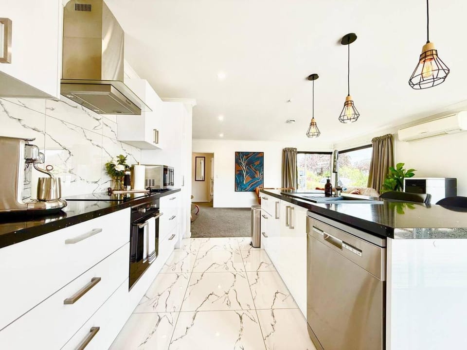 Avonhead Three Bedroom Family Home with Garden and Parking House in Christchurch