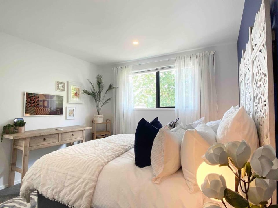 Bambina Townhouse opposite Hagley Park House in Christchurch