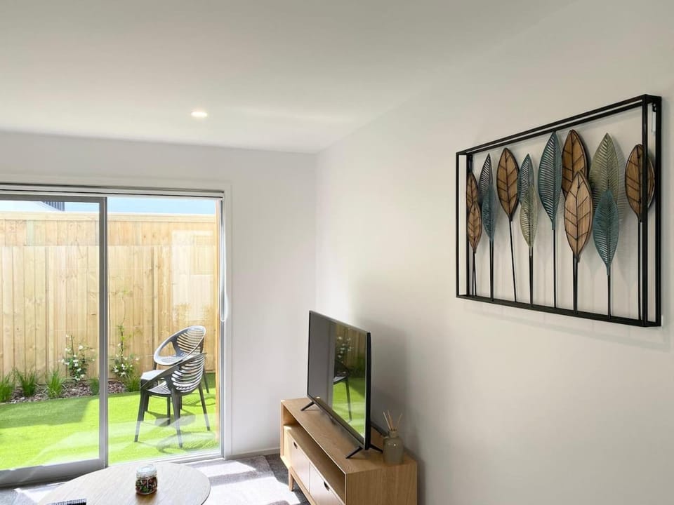 Salisbury Townhouse with Courtyard and Workspace House in Christchurch
