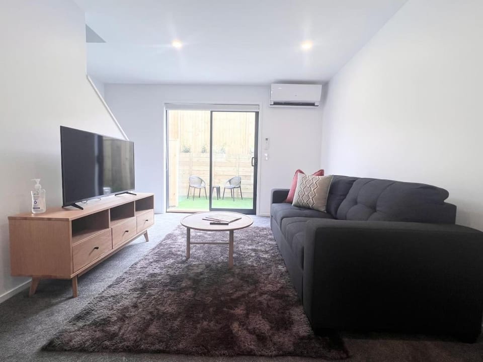 Nova Townhouse with Courtyard and Study Nook House in Christchurch