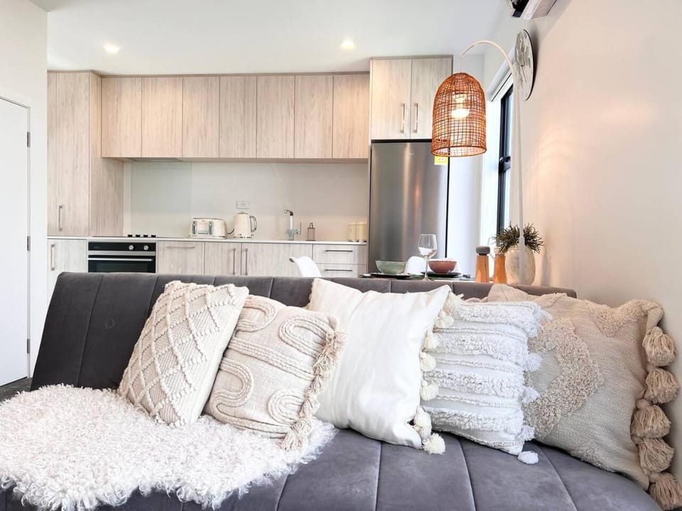 Rattan King Bed Townhouse in Central Christchurch House in Christchurch
