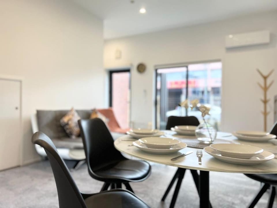 Cashel Three Bedroom Townhouse with Courtyard House in Christchurch