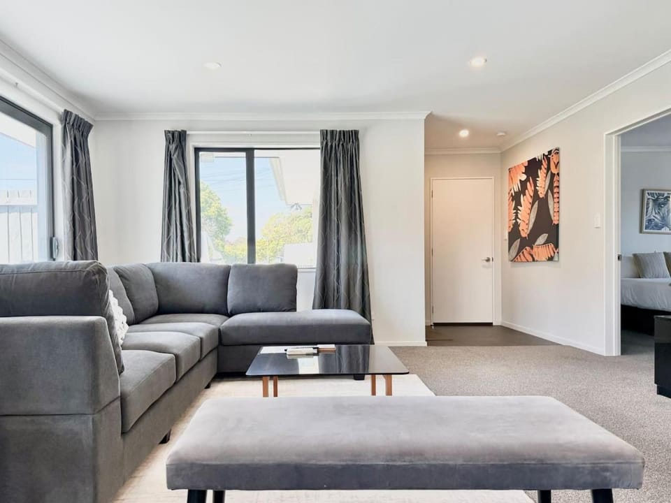 Burnside Four Bedroom Family Home with Garden and Parking House in Christchurch