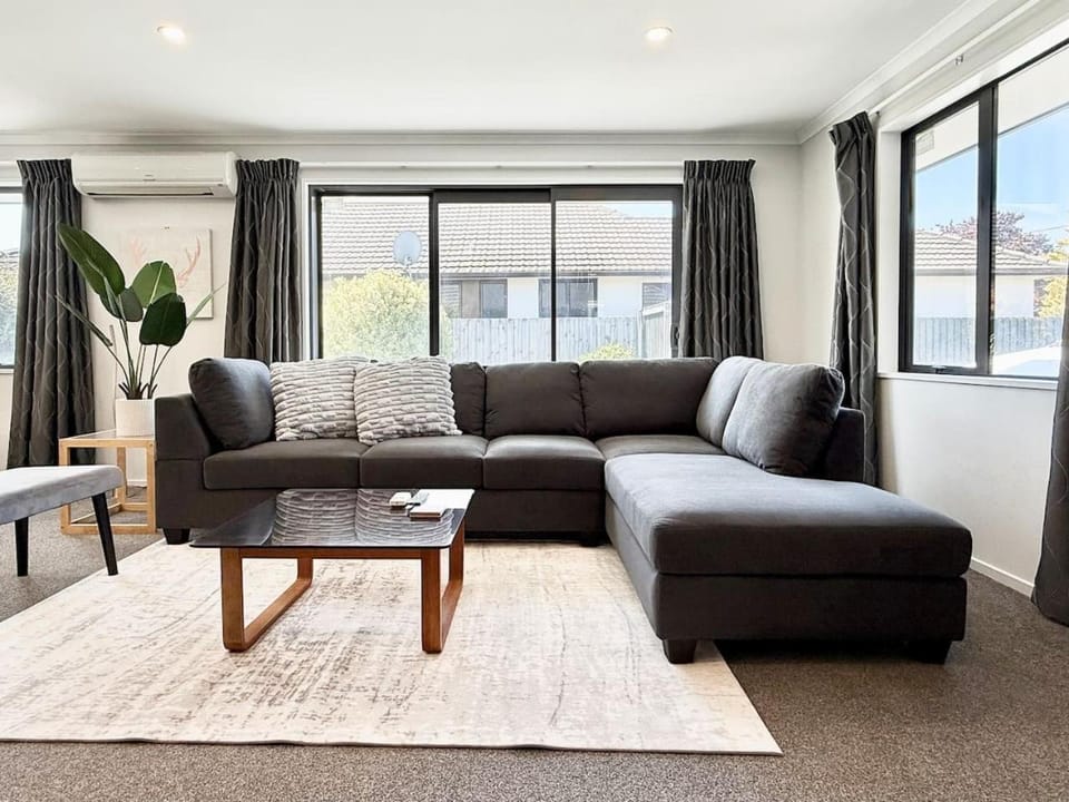 Burnside Four Bedroom Family Home with Garden and Parking House in Christchurch