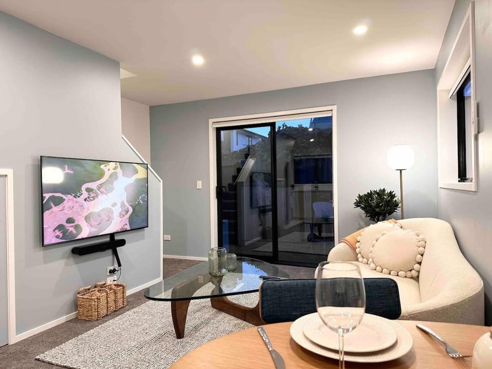 Worcester Townhouse with Courtyard and Sonos Sound House in Christchurch