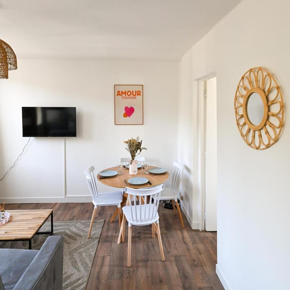 TV and multimedia, Living room, Seating area, Dining area, furniture, heating, internet