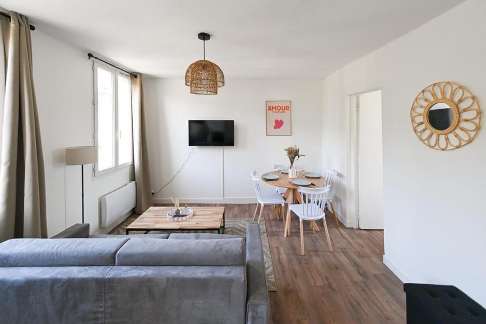 TV and multimedia, Living room, Seating area, Dining area, furniture, heating, internet, storage