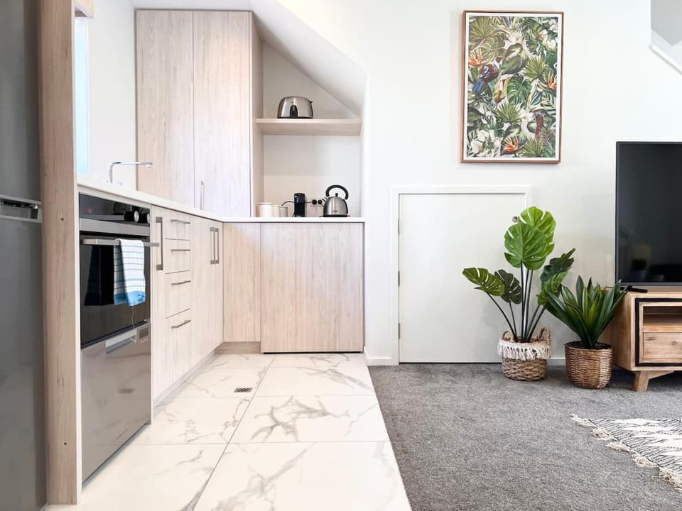 Salisbury One Bedroom Retreat with Courtyard House in Christchurch