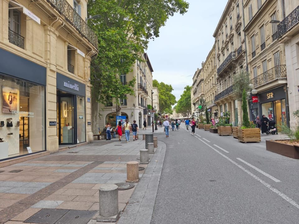 Neighbourhood, Street view, Location