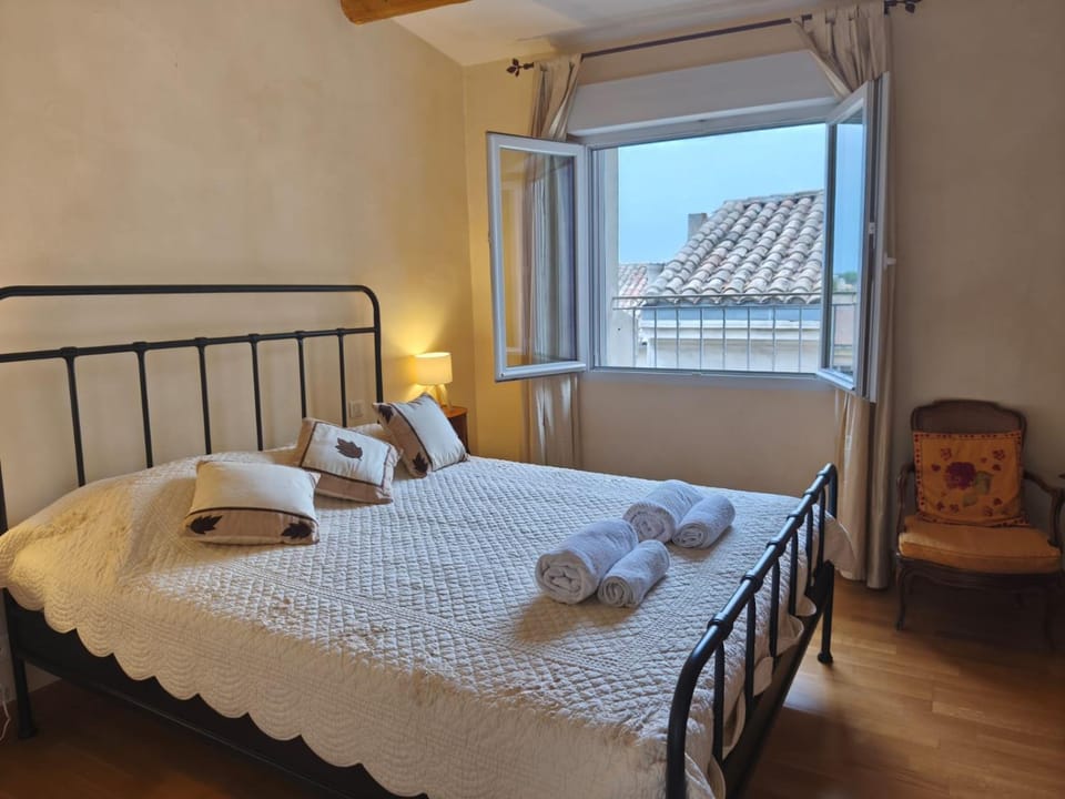 Bed, Photo of the whole room, Bedroom, towels, air conditioner