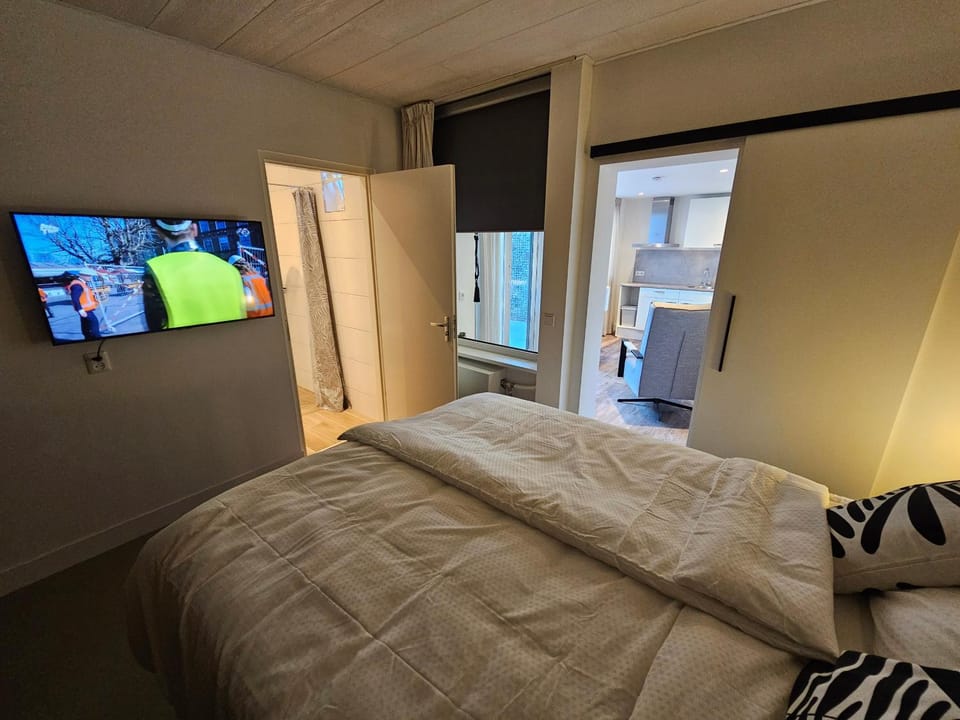 Bed, TV and multimedia, Bedroom