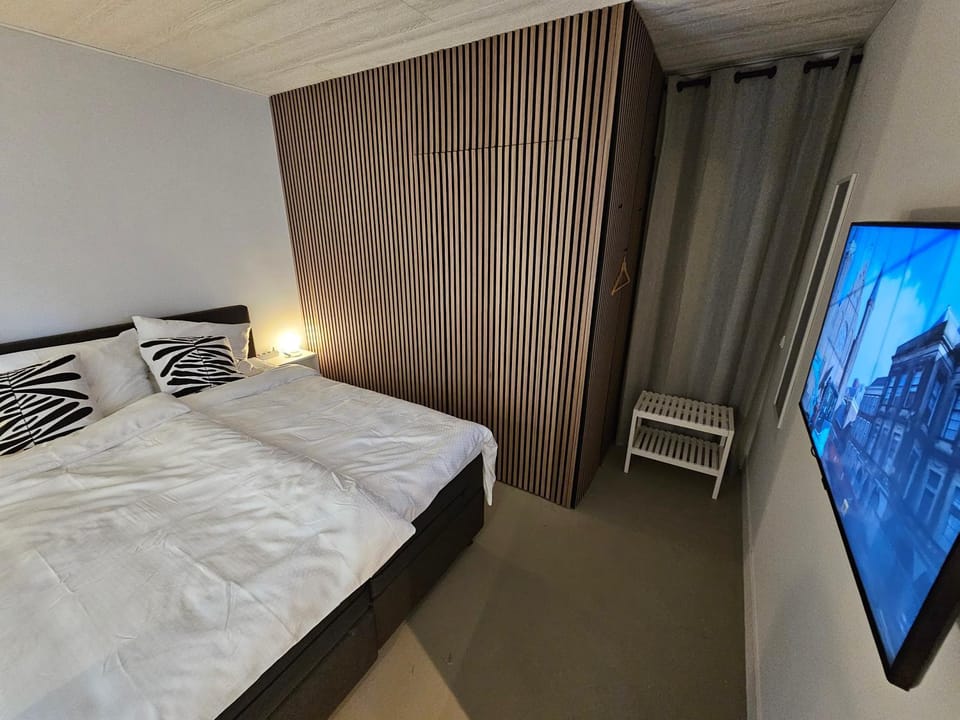Bed, TV and multimedia, Bedroom