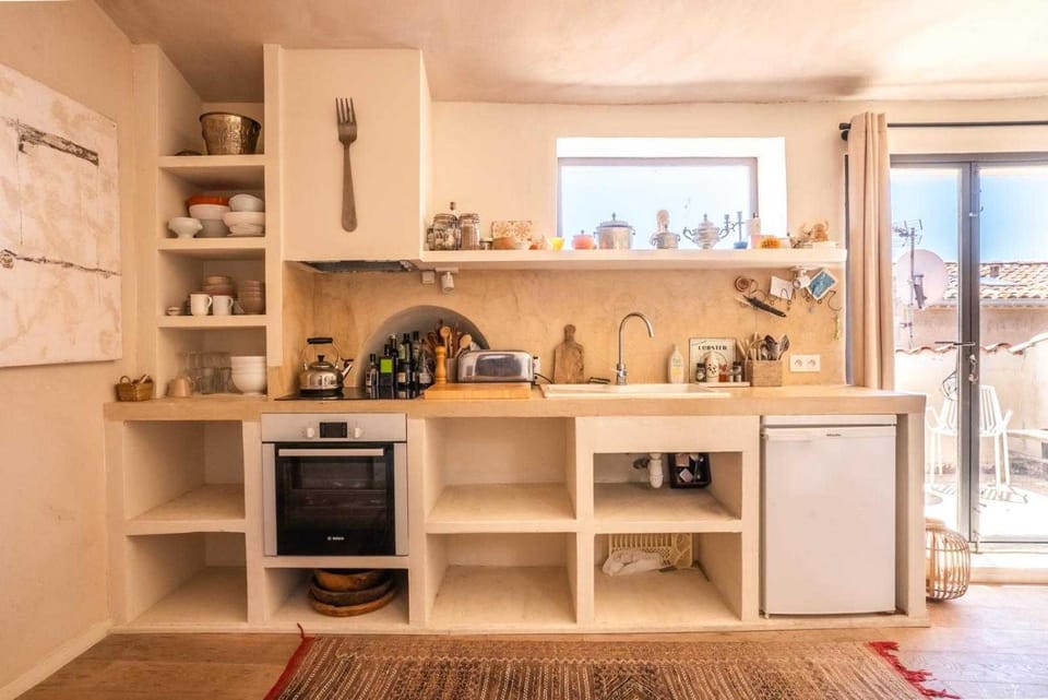 Coffee/tea facilities, Kitchen or kitchenette, oven, stove