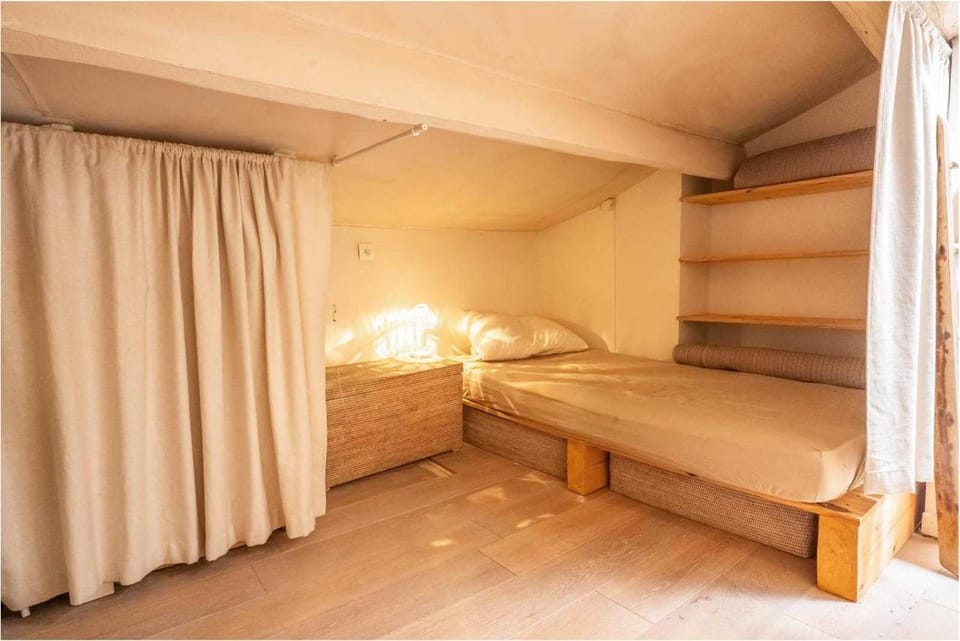 Bed, Photo of the whole room