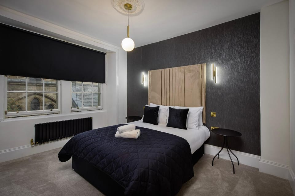 Bedroom, City view