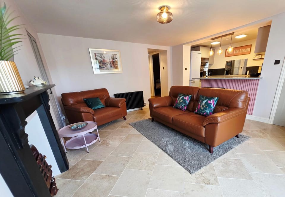 Kitchen or kitchenette, Living room, Seating area, Dining area, pet friendly