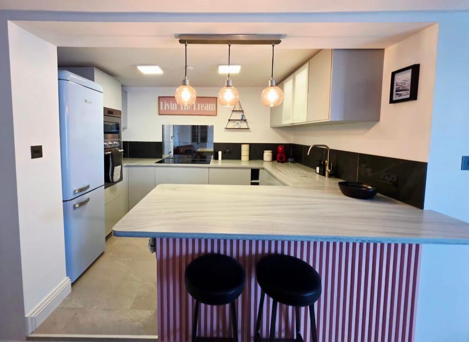 Kitchen or kitchenette, Photo of the whole room, Seating area, stove