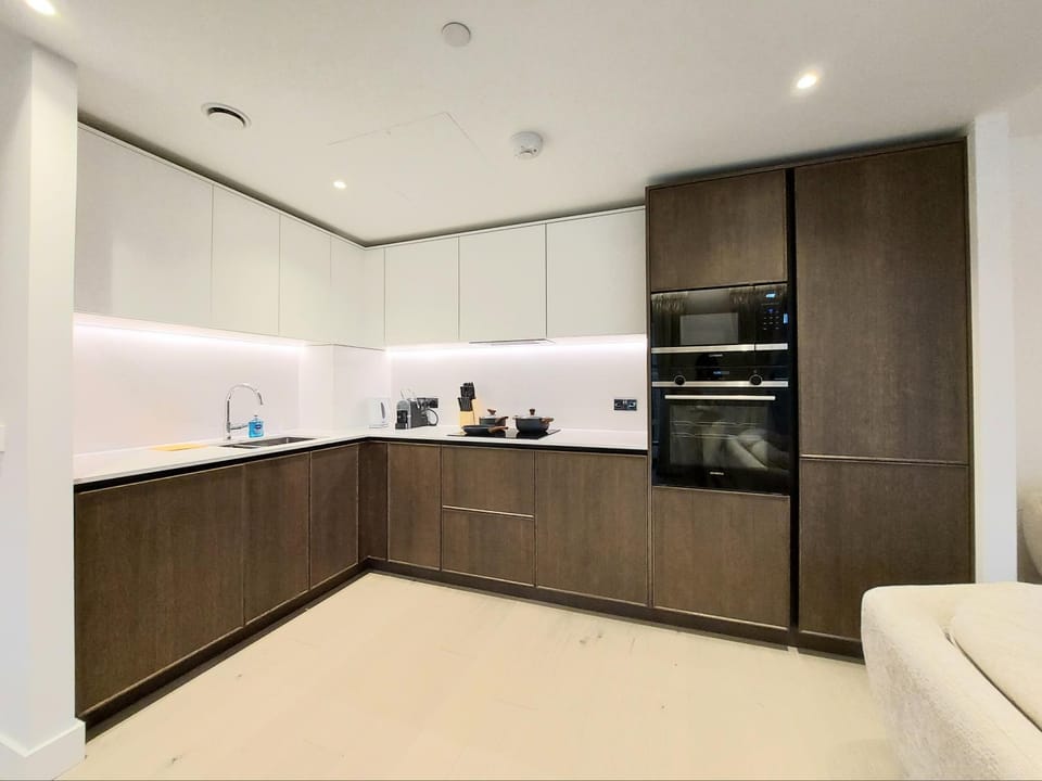 Kitchen or kitchenette, dishwasher, oven