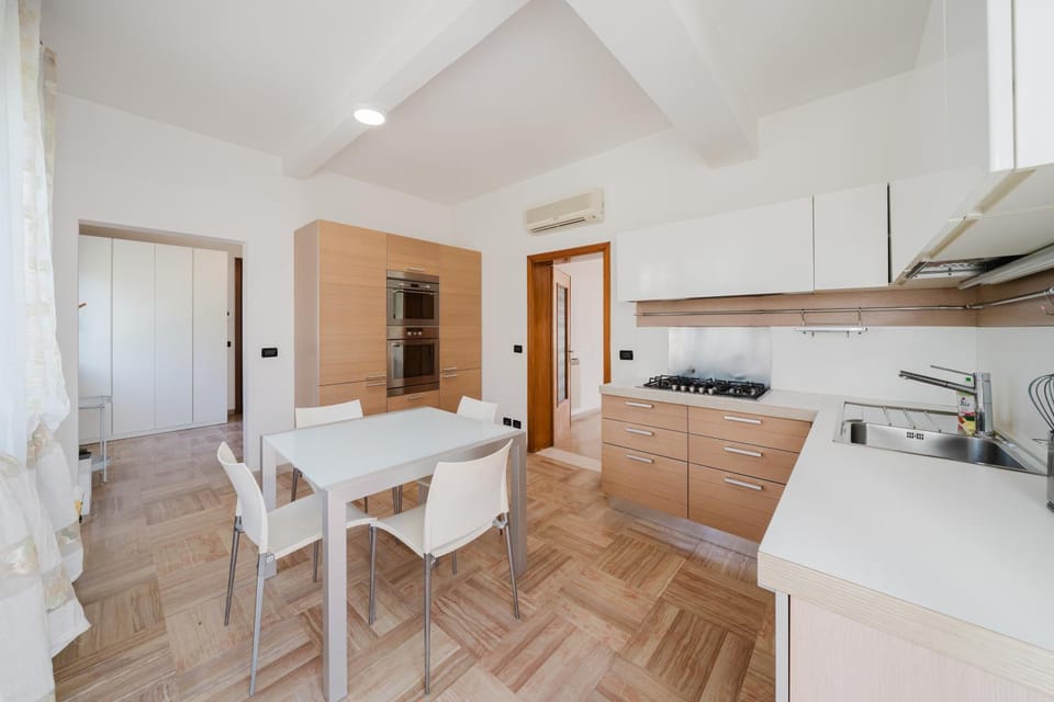 Dining area, kitchen