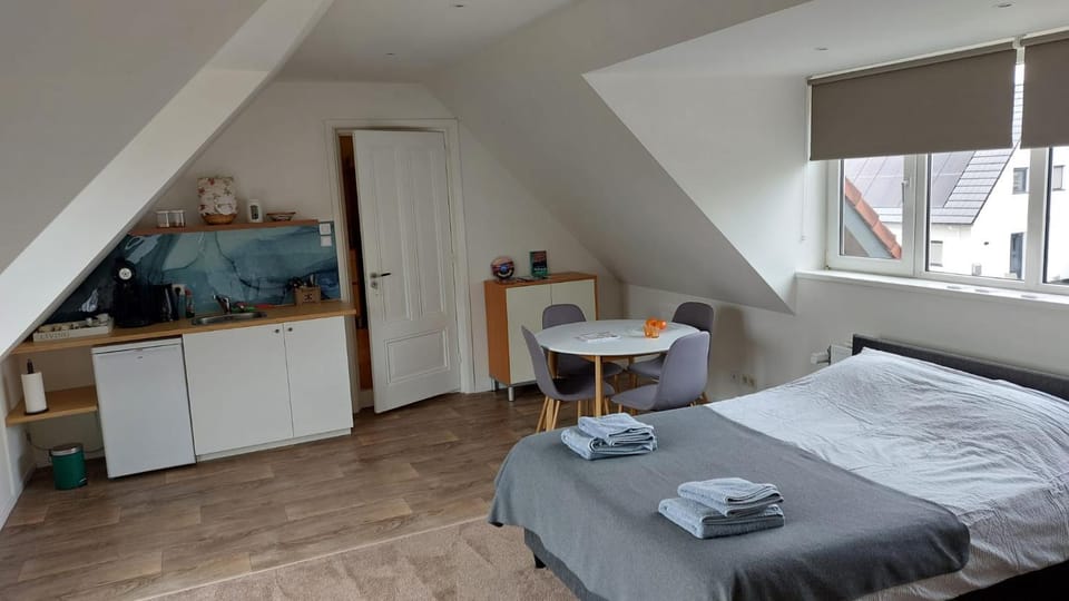 Kitchen or kitchenette, Seating area