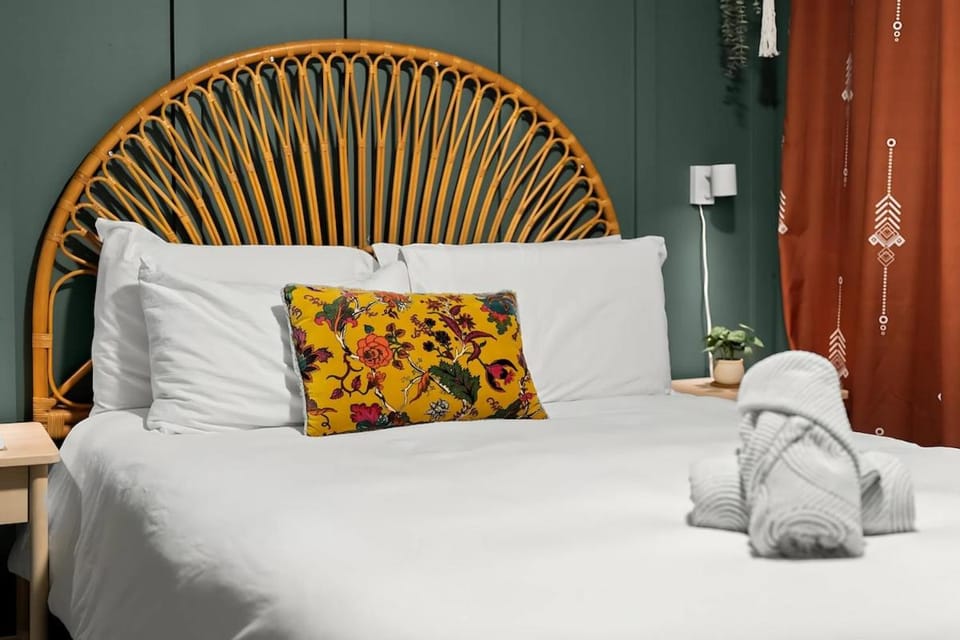Bed, Bedroom, towels