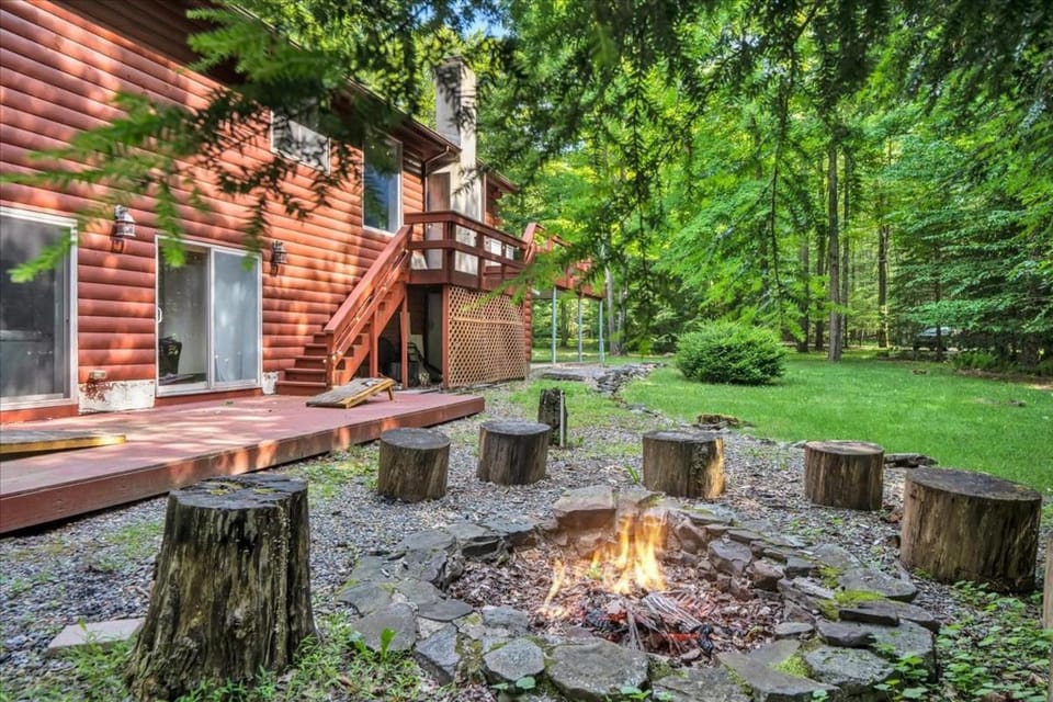 Summer Chalet I EV Charger Sauna I Hot Tub I Movie Room & Firepit I PET Friendly House in Kidder Township