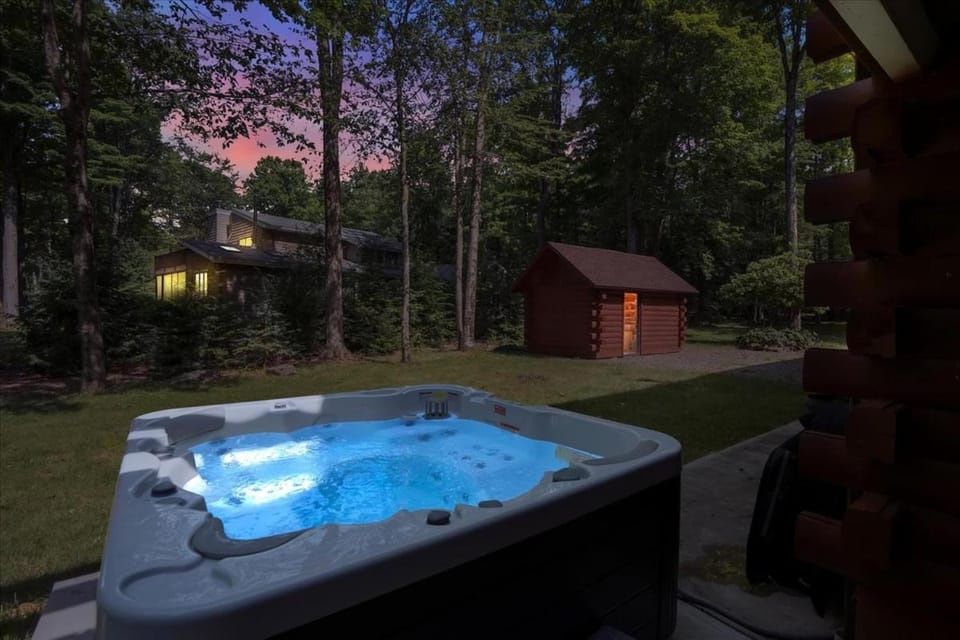 Summer Chalet I EV Charger Sauna I Hot Tub I Movie Room & Firepit I PET Friendly House in Kidder Township