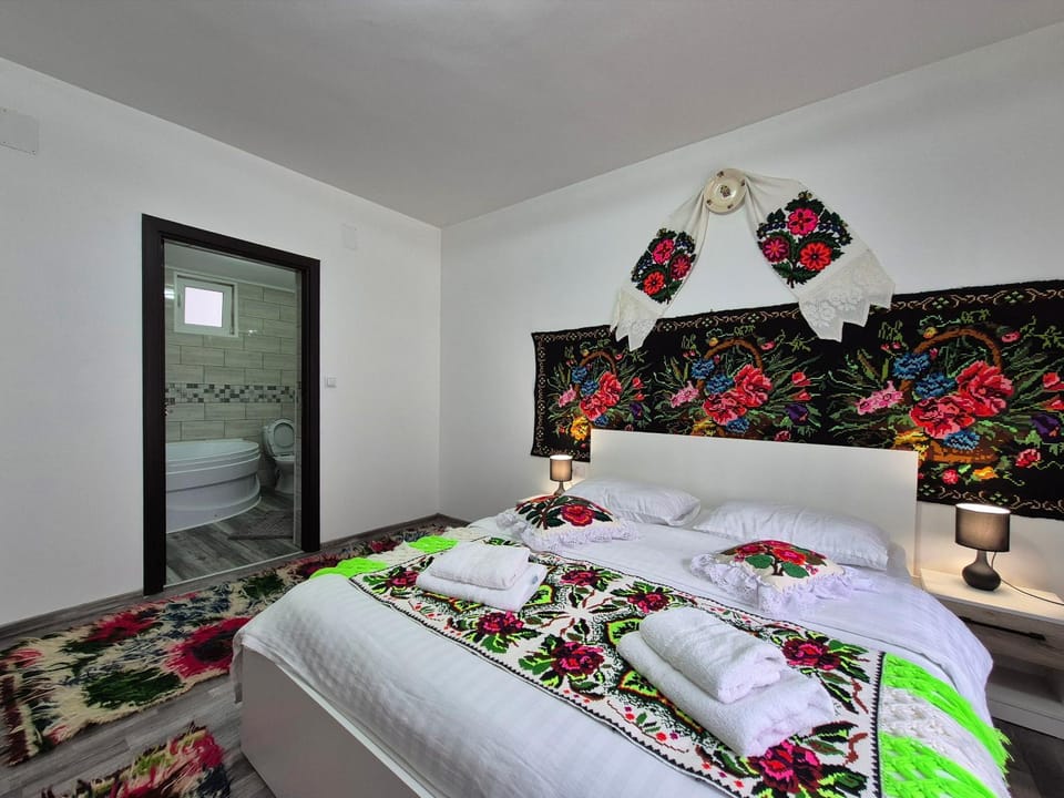 Photo of the whole room, Bedroom, towels