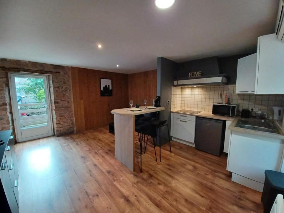 Kitchen or kitchenette, Dining area, stove, toaster